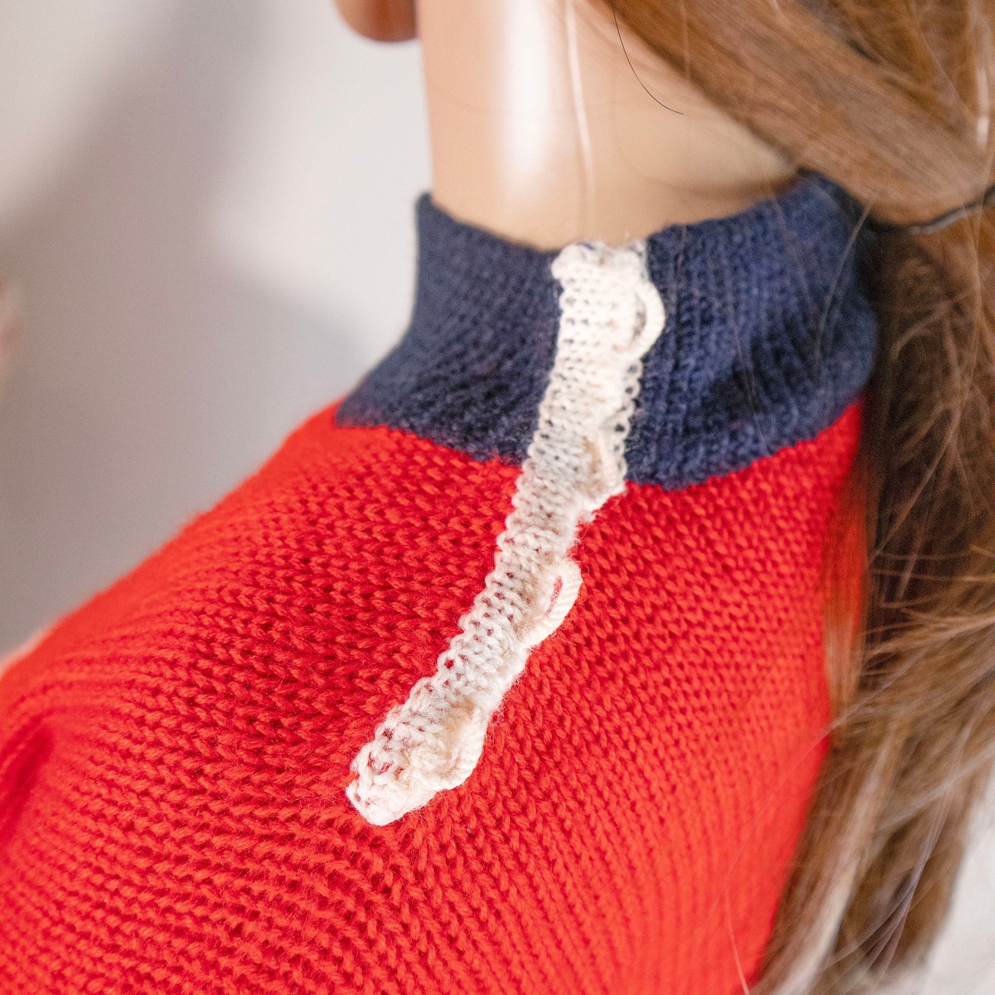 Maglione preloved rosso e blu con fiori - abbigliamento vintage Rivesty