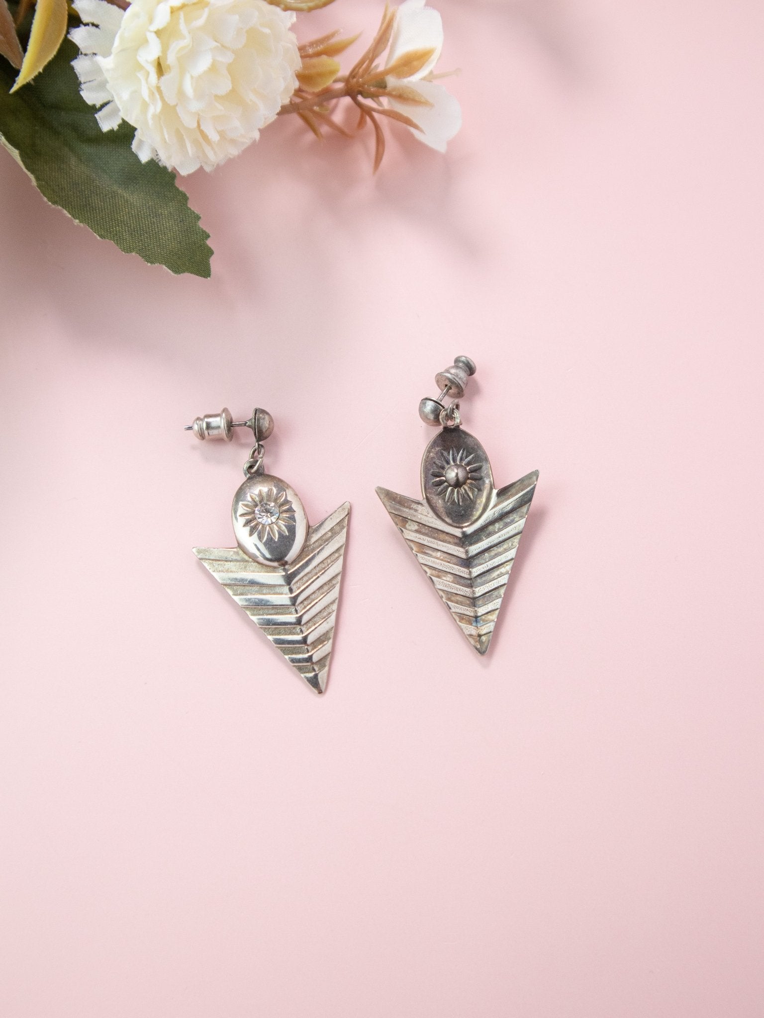 Orecchini triangolari colore argento - abbigliamento vintage Rivesty