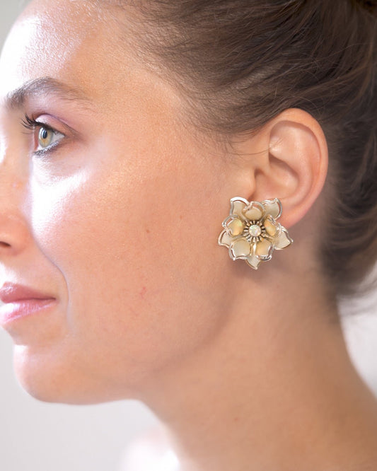 Orecchini vintage a clip oro fiore smaltato con cristallo centrale – Anni ‘80 - abbigliamento vintage Rivesty