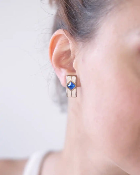 orecchini vintage con pietra blu indossati
