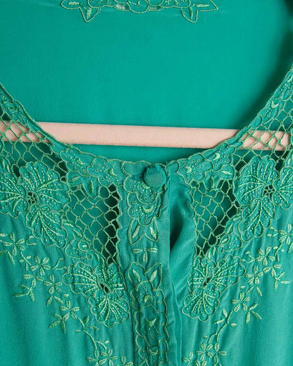 particolare del bottoncino a vista camicia seta verde

