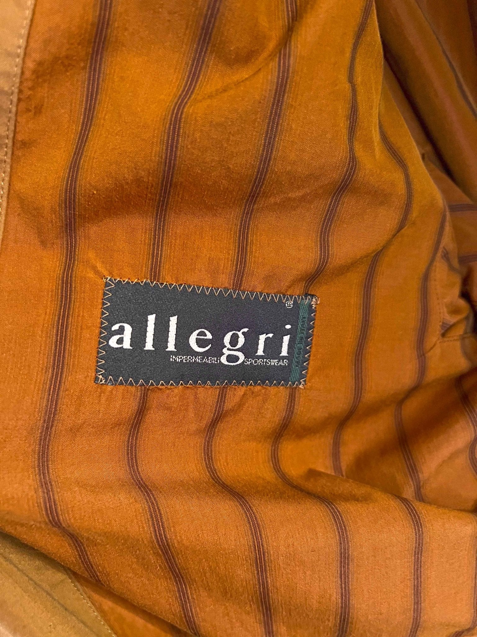 Trench da donna vintage color cammello Allegri - abbigliamento vintage Rivesty