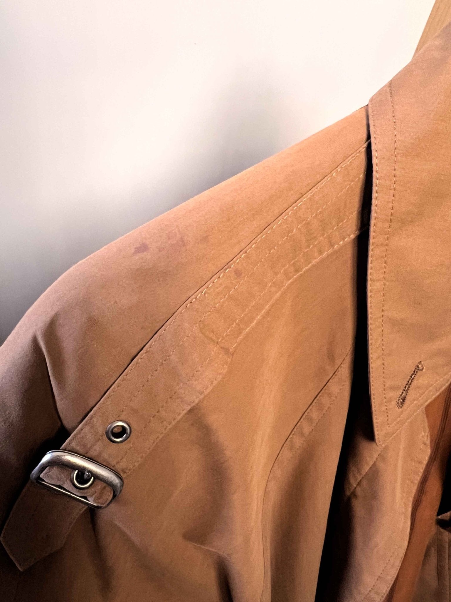 Trench da donna vintage color cammello Allegri - abbigliamento vintage Rivesty